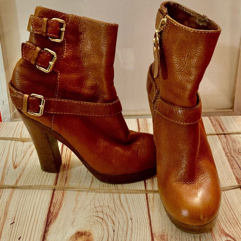 JUICY boots with gold accents